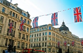 イギリス国旗と街並みの画像