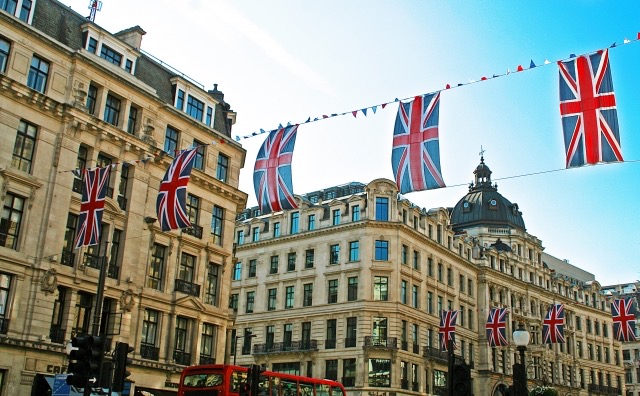 イギリス国旗と街並みの画像