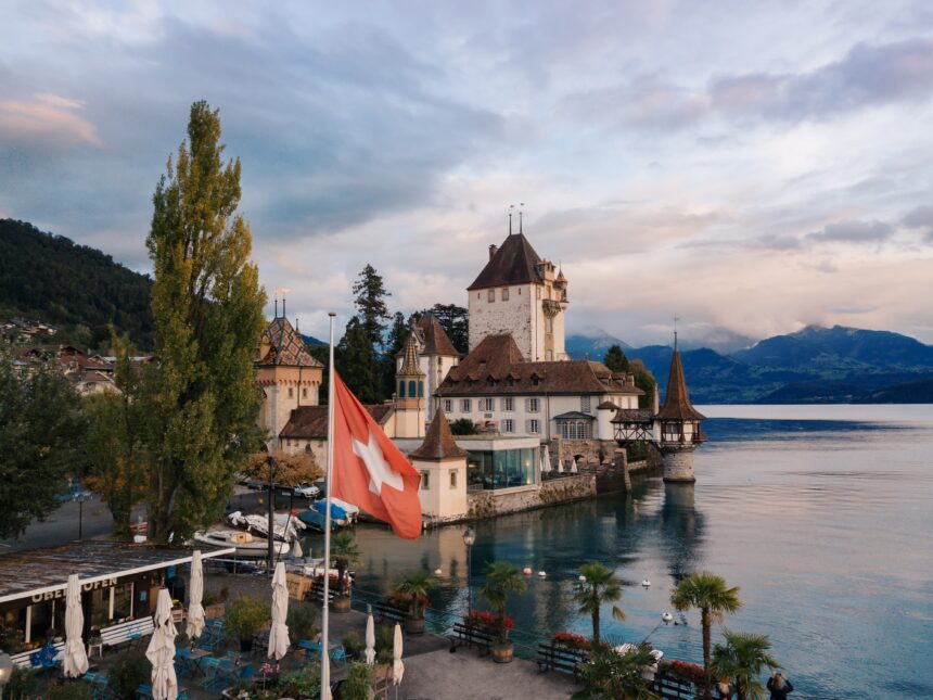 スイスの国旗と風景写真